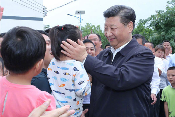 1566803347135274.jpg 习近平到潭头村看望老区群众