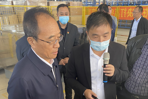 一诺环境总经理腾胜平为各位领导讲解我公司超滤膜产品 一诺环境总经理腾胜平为各位领导讲解我公司超滤膜产品